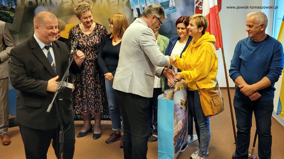 Na zdjęciu: uczestnicy konferencji, podczas której wręczone zostały upominki dla dzieci przebywających w placówkach pieczy zastępczej z okazji Dnia Dziecka, która odbyła się w środę, 1 czerwca 2022