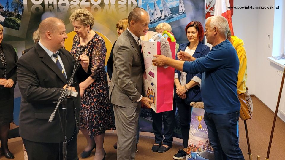 Na zdjęciu: uczestnicy konferencji, podczas której wręczone zostały upominki dla dzieci przebywających w placówkach pieczy zastępczej z okazji Dnia Dziecka, która odbyła się w środę, 1 czerwca 2022