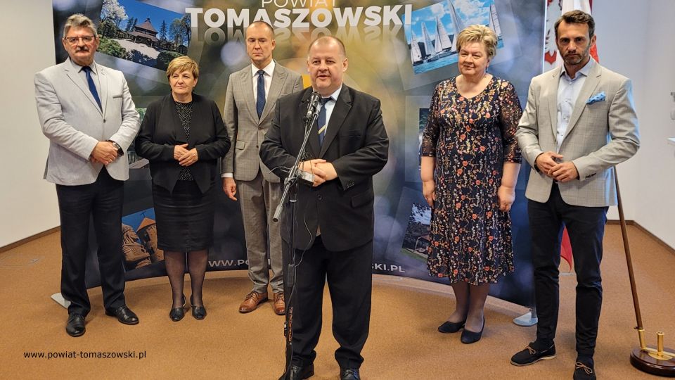 Na zdjęciu: uczestnicy konferencji, podczas której wręczone zostały upominki dla dzieci przebywających w placówkach pieczy zastępczej z okazji Dnia Dziecka, która odbyła się w środę, 1 czerwca 2022