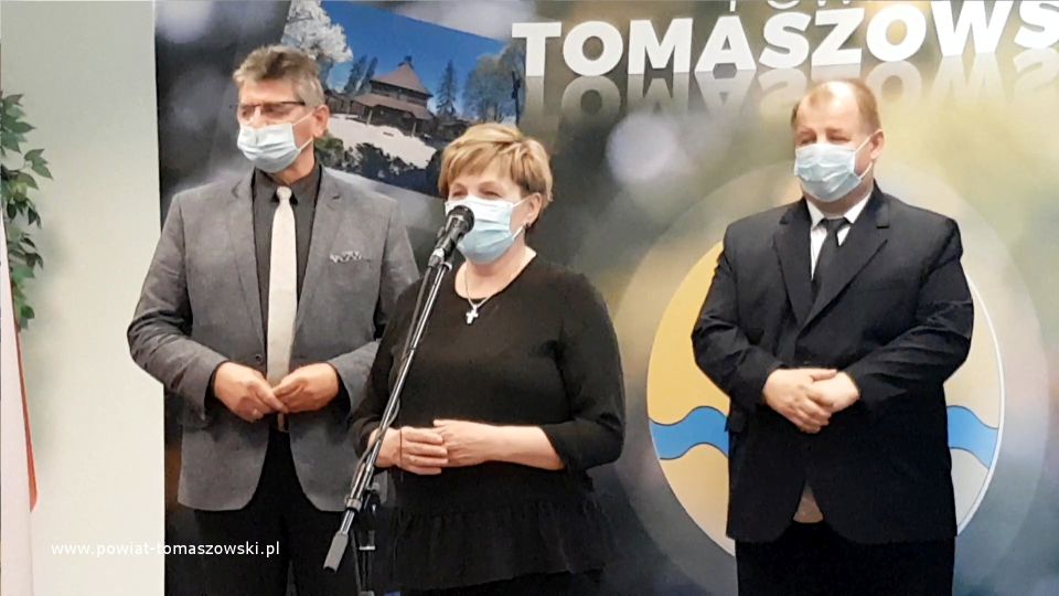 Na zdjęciu: od prawej: Mariusz Węgrzynowski – Starosta Powiatu Tomaszowskiego, Elżbieta Łojszczyk – członek Zarządu Powiatu Tomaszowskiego, , Leszek ogórek – Wicestarosta Powiatu Tomaszowskiego, podczas konferencji prasowej, która odbyła się 14 maja 2021 roku w Sali konferencyjnej w Starostwie Powiatowym w Tomaszowie Mazowieckim, a dotyczyła przekazania placu budowy wykonawcy Firmie BINSTAL na realizację zadania pod nazwą zadania „Rozbudowa ulicy Zawadzkiej wraz z budową ronda przy ulicy Orzeszkowej.