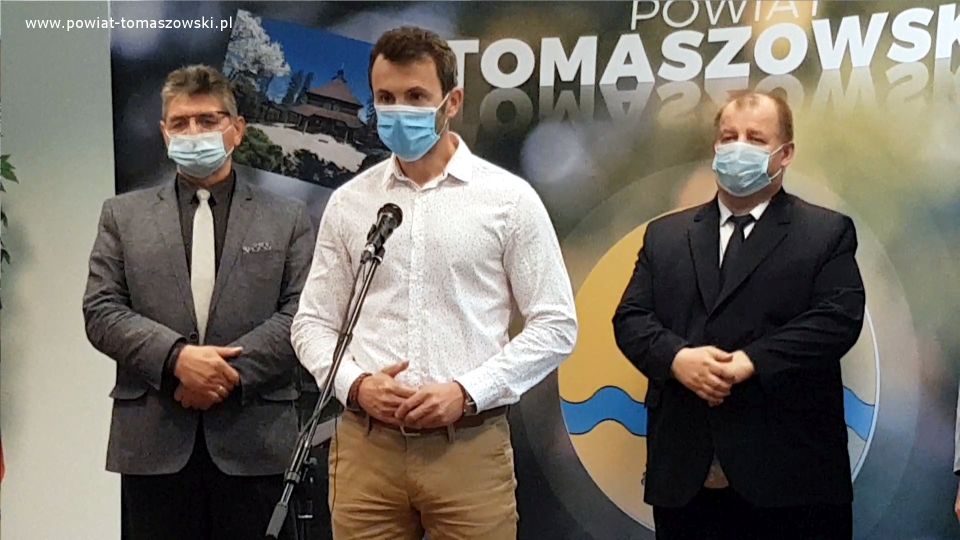 Na zdjęciu: od prawej: Mariusz Węgrzynowski – Starosta Powiatu Tomaszowskiego, Marek Kubiak – członek Zarządu Powiatu Tomaszowskiego, Leszek ogórek – Wicestarosta Powiatu Tomaszowskiego, podczas konferencji prasowej, która odbyła się 14 maja 2021 roku w Sali konferencyjnej w Starostwie Powiatowym w Tomaszowie Mazowieckim, a dotyczyła przekazania placu budowy wykonawcy Firmie BINSTAL na realizację zadania pod nazwą zadania „Rozbudowa ulicy Zawadzkiej wraz z budową ronda przy ulicy Orzeszkowej.