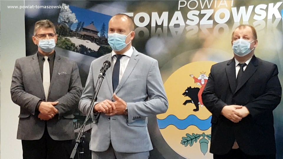 Na zdjęciu: od prawej: Mariusz Węgrzynowski – Starosta Powiatu Tomaszowskiego, Michał Czechowicz – członek Zarządu Powiatu Tomaszowskiego, Leszek ogórek – Wicestarosta Powiatu Tomaszowskiego, podczas konferencji prasowej, która odbyła się 14 maja 2021 roku w Sali konferencyjnej w Starostwie Powiatowym w Tomaszowie Mazowieckim, a dotyczyła przekazania placu budowy wykonawcy Firmie BINSTAL na realizację zadania pod nazwą zadania „Rozbudowa ulicy Zawadzkiej wraz z budową ronda przy ulicy Orzeszkowej.