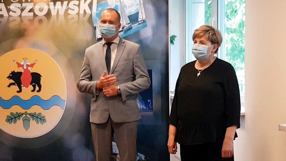 Na zdjęciu: Elżbieta Łojszczyk i Michał Czechowicz – członkowie Zarządu Powiatu Tomaszowskiego, podczas konferencji prasowej, która odbyła się 14 maja 2021 roku w Sali konferencyjnej w Starostwie Powiatowym w Tomaszowie Mazowieckim, a dotyczyła przekazania placu budowy wykonawcy Firmie BINSTAL na realizację zadania pod nazwą zadania „Rozbudowa ulicy Zawadzkiej wraz z budową ronda przy ulicy Orzeszkowej.