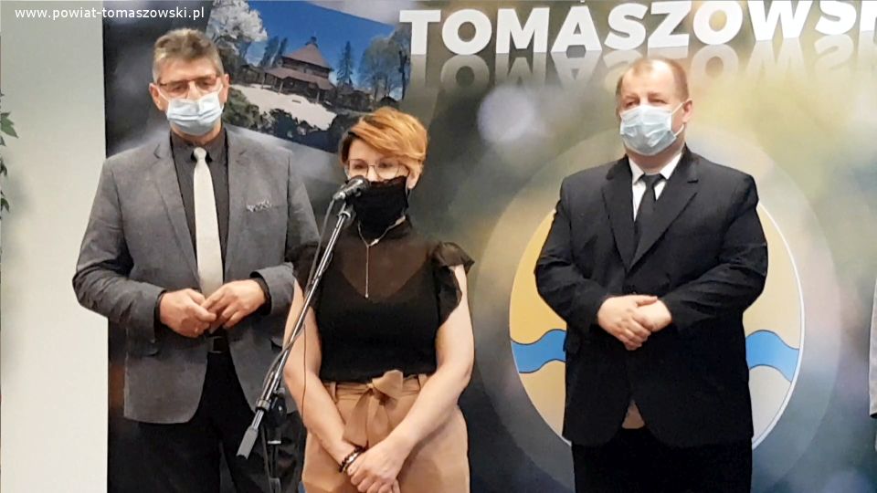 Na zdjęciu: od prawej: Mariusz Węgrzynowski – Starosta Powiatu Tomaszowskiego, Honorata Tchórz – właściciel Firmy BINSTAL, Leszek ogórek – Wicestarosta Powiatu Tomaszowskiego, podczas konferencji prasowej, która odbyła się 14 maja 2021 roku w Sali konferencyjnej w Starostwie Powiatowym w Tomaszowie Mazowieckim, a dotyczyła przekazania placu budowy wykonawcy Firmie BINSTAL na realizację zadania pod nazwą zadania „Rozbudowa ulicy Zawadzkiej wraz z budową ronda przy ulicy Orzeszkowej.