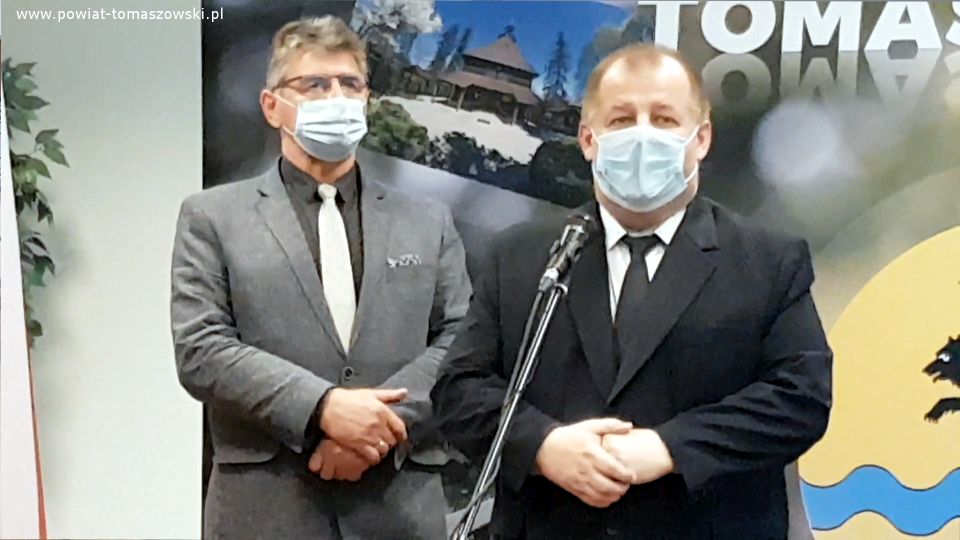 Na zdjęciu: od prawej: Mariusz Węgrzynowski – Starosta Powiatu Tomaszowskiego i Leszek ogórek – Wicestarosta Powiatu Tomaszowskiego, podczas konferencji prasowej, która odbyła się 14 maja 2021 roku w Sali konferencyjnej w Starostwie Powiatowym w Tomaszowie Mazowieckim, a dotyczyła przekazania placu budowy wykonawcy Firmie BINSTAL na realizację zadania pod nazwą zadania „Rozbudowa ulicy Zawadzkiej wraz z budową ronda przy ulicy Orzeszkowej