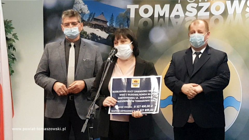 Na zdjęciu: od prawej: Mariusz Węgrzynowski – Starosta Powiatu Tomaszowskiego, Elżbieta Rudzka – dyrektor Zarządu Dróg Powiatowych w Tomaszowie Mazowieckim i Leszek ogórek – Wicestarosta Powiatu Tomaszowskiego, podczas konferencji prasowej, która odbyła się 14 maja 2021 roku w sali konferencyjnej w Starostwie Powiatowym w Tomaszowie Mazowieckim, a dotyczyła przekazania placu budowy wykonawcy Firmie BINSTAL na realizację zadania pod nazwą zadania „Rozbudowa ulicy Zawadzkiej wraz z budową ronda przy ulicy Orzeszkowej.