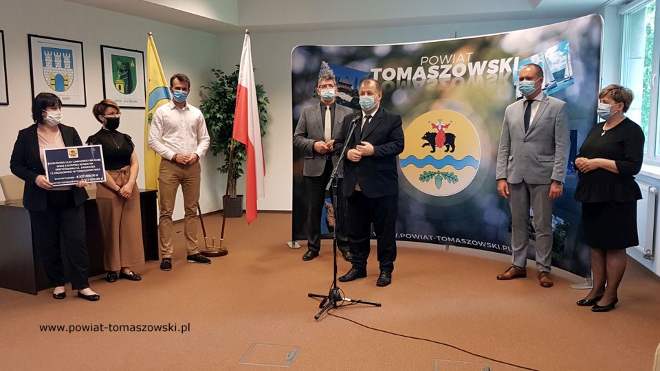 Na zdjęciu: od prawej: Elżbieta Łojszczyk – członek Zarządu Powiatu Tomaszowskiego, Michał Czechowicz – członek Zarządu Powiatu Tomaszowskiego, Mariusz Węgrzynowski – Starosta Powiatu Tomaszowskiego, Leszek ogórek – Wicestarosta Powiatu Tomaszowskiego, Marek Kubiak – członek Zarządu Powiatu Tomaszowskiego, Honorata Tchórz – właściciel Firmy BINSTAL, Elżbieta Rudzka – dyrektor Zarządu Dróg Powiatowych, podczas konferencji prasowej, która odbyła się 14 maja 2021 roku w Sali konferencyjnej w Starostwie Powiatowym w Tomaszowie Mazowieckim, a dotyczyła przekazania placu budowy wykonawcy Firmie BINSTAL na realizację zadania pod nazwą zadania „Rozbudowa ulicy Zawadzkiej wraz z budową ronda przy ulicy Orzeszkowej.