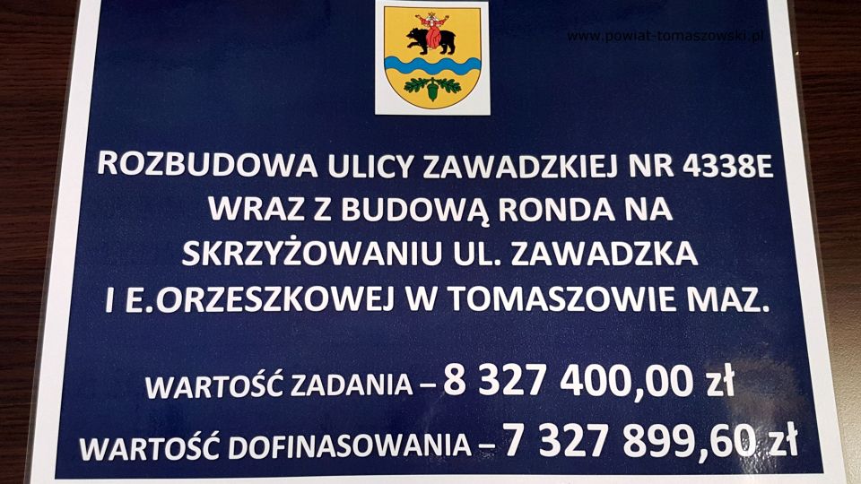 Na zdjęciu: baner zadania – Rozbudowa ulicy Zawadzkiej nr 4338E wraz z budową ronda na skrzyżowaniu ul.  Zawadzka i E. Orzeszkowej w Tomaszowie Maz. wartość zadania 8 327 400 zł. wartość dofinansowania 7 327 899,60 zł. 