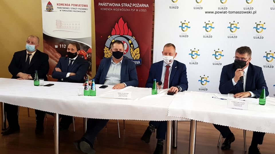 Na zdjęciu: od lewej: Mariusz Węgrzynowski – Starosta Powiatu Tomaszowskiego, Grzegorz Lorek – poseł na Sejm RP, Rafał Ambrozik – senator RP, Robert Telus - poseł na Sejm RP, wiceprzewodniczący parlamentarnego zespołu strażaków, , Maciej Wąsik - sekretarz stanu w Ministerstwie Spraw Wewnętrznych i Administracji, podczas konsultacji społecznych dotyczących projektu ustawy o ochotniczej straży pożarnej, która odbyła się 2 czerwca 2021 roku w OSP Przesiadłów Na zdjęciu: od lewej: Mariusz Węgrzynowski – Starosta Powiatu Tomaszowskiego, Grzegorz Lorek – poseł na Sejm RP, Rafał Ambrozik – senator RP, Robert Telus - poseł na Sejm RP, wiceprzewodniczący parlamentarnego zespołu strażaków, , Maciej Wąsik - sekretarz stanu w Ministerstwie Spraw Wewnętrznych i Administracji, podczas konsultacji społecznych dotyczących projektu ustawy o ochotniczej straży pożarnej, która odbyła się 2 czerwca 2021 roku w OSP Przesiadłów