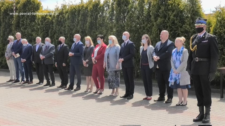 Na zdjęciu: od prawej: kapitan Stańdo, prowadzący uroczystość w Przesiadłowie, Ewa Wendrowska –radna Sejmiku Województwa Łódzkiego, Mariusz Węgrzynowski – Starosta Powiatu Tomaszowskiego, Martyna Wojciechowska – radna Rady Powiatu Tomaszowskiego, Dariusz Misztal - Wójt Gminy Będków, Izabela Śliwińska – Wiceprezydent Tomaszowa Mazowieckiego, Renata Dąbrowicz - sekretarz Gminy Inowłódz, Iwona Łuszcz-Krawczyk – zastępca Wójta Gminy Rzeczyca, Janusz Ciesielski – radny Sejmiku Województwa Łódzkiego, Marian Holak - Wójt Gminy Budziszewice, Jan Balcerek – radny Rady Powiatu Tomaszowskiego, Bogdan Kaczmarek – Wójt gminy Żelechlinek, Franciszek Szmigiel - Wójt Gminy Tomaszów Mazowiecki, Piotr Majchrowski - Wójt Gminy Lubochnia, Andrzej Bednarek - Wójt Gminy Czerniewice, podczas konsultacji społecznych dotyczących projektu ustawy o ochotniczej straży pożarnej, która odbyła się 2 czerwca 2021 roku w OSP Przesiadłów Na zdjęciu: od prawej: kapitan Stańdo, prowadzący uroczystość w Przesiadłowie, Ewa Wendrowska –radna Sejmiku Województwa Łódzkiego, Mariusz Węgrzynowski – Starosta Powiatu Tomaszowskiego, Martyna Wojciechowska – radna Rady Powiatu Tomaszowskiego, Dariusz Misztal - Wójt Gminy Będków, Izabela Śliwińska – Wiceprezydent Tomaszowa Mazowieckiego, Renata Dąbrowicz - sekretarz Gminy Inowłódz, Iwona Łuszcz-Krawczyk – zastępca Wójta Gminy Rzeczyca, Janusz Ciesielski – radny Sejmiku Województwa Łódzkiego, Marian Holak - Wójt Gminy Budziszewice, Jan Balcerek – radny Rady Powiatu Tomaszowskiego, Bogdan Kaczmarek – Wójt gminy Żelechlinek, Franciszek Szmigiel - Wójt Gminy Tomaszów Mazowiecki, Piotr Majchrowski - Wójt Gminy Lubochnia, Andrzej Bednarek - Wójt Gminy Czerniewice, podczas konsultacji społecznych dotyczących projektu ustawy o ochotniczej straży pożarnej, która odbyła się 2 czerwca 2021 roku w OSP Przesiadłów