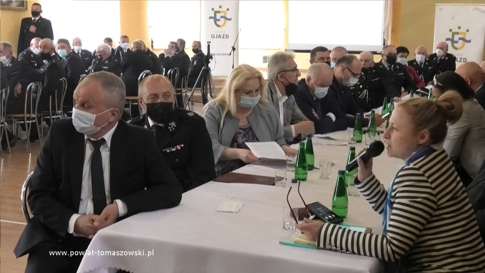 Na zdjęciu: uczestnicy konsultacji społecznych dotyczących projektu ustawy o ochotniczej straży pożarnej, która odbyła się 2 czerwca 2021 roku w OSP Przesiadłów, z prawej z mikrofonem Ewa Wendrowska – radna Sejmiku Województwa Łódzkiego, naprzeciwko od lewej: Marian Holak – Wójt Gminy Budziszewice, Edward Madzio - prezes ZM OSP w Tomaszowie Mazowieckim. Izabela Śliwińska – Wiceprezydent Tomaszowa Mazowieckiego, Andrzej bednarek – Wójt Gminy Czerniewice, Franciszek Szmigiel – Wójt Gminy Tomaszów Mazowiecki, Piotr Majchrowski – Wójt Gminy Lubochnia, dalej strażacy – uczestnicy spotkania Na zdjęciu: uczestnicy konsultacji społecznych dotyczących projektu ustawy o ochotniczej straży pożarnej, która odbyła się 2 czerwca 2021 roku w OSP Przesiadłów, z prawej z mikrofonem Ewa Wendrowska – radna Sejmiku Województwa Łódzkiego, naprzeciwko od lewej: Marian Holak – Wójt Gminy Budziszewice, Edward Madzio - prezes ZM OSP w Tomaszowie Mazowieckim. Izabela Śliwińska – Wiceprezydent Tomaszowa Mazowieckiego, Andrzej bednarek – Wójt Gminy Czerniewice, Franciszek Szmigiel – Wójt Gminy Tomaszów Mazowiecki, Piotr Majchrowski – Wójt Gminy Lubochnia, dalej strażacy – uczestnicy spotkania