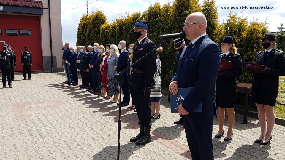 Na zdjęciu: uczestnicy konsultacji społecznych dotyczących projektu ustawy o ochotniczej straży pożarnej, która odbyła się 2 czerwca 2021 roku w OSP Przesiadłów, z przodu – przy mikrofonie – Artur Pawlak – Wójt Gminy Ujazd Na zdjęciu: uczestnicy konsultacji społecznych dotyczących projektu ustawy o ochotniczej straży pożarnej, która odbyła się 2 czerwca 2021 roku w OSP Przesiadłów, z przodu – przy mikrofonie – Artur Pawlak – Wójt Gminy Ujazd