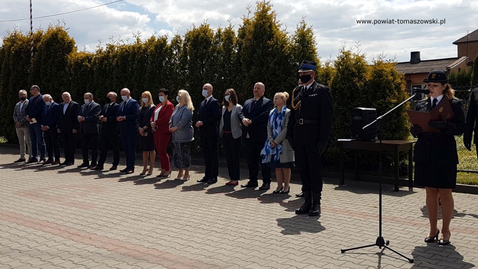 Na zdjęciu: od prawej: kapitan Stańdo, prowadzący uroczystość w Przesiadłowie, Ewa Wendrowska –radna Sejmiku Województwa Łódzkiego, Mariusz Węgrzynowski – Starosta Powiatu Tomaszowskiego, Martyna Wojciechowska – radna Rady Powiatu Tomaszowskiego, Dariusz Misztal - Wójt Gminy Będków, Izabela Śliwińska – Wiceprezydent Tomaszowa Mazowieckiego, Renata Dąbrowicz - sekretarz Gminy Inowłódz, Iwona Łuszcz-Krawczyk – zastępca Wójta Gminy Rzeczyca, Janusz Ciesielski – radny Sejmiku Województwa Łódzkiego, Marian Holak - Wójt Gminy Budziszewice, Jan Balcerek – radny Rady Powiatu Tomaszowskiego, Bogdan Kaczmarek – Wójt gminy Żelechlinek, Franciszek Szmigiel - Wójt Gminy Tomaszów Mazowiecki, Piotr Majchrowski - Wójt Gminy Lubochnia, Andrzej Bednarek - Wójt Gminy Czerniewice, podczas konsultacji społecznych dotyczących projektu ustawy o ochotniczej straży pożarnej, która odbyła się 2 czerwca 2021 roku w OSP Przesiadłów Na zdjęciu: od prawej: kapitan Stańdo, prowadzący uroczystość w Przesiadłowie, Ewa Wendrowska –radna Sejmiku Województwa Łódzkiego, Mariusz Węgrzynowski – Starosta Powiatu Tomaszowskiego, Martyna Wojciechowska – radna Rady Powiatu Tomaszowskiego, Dariusz Misztal - Wójt Gminy Będków, Izabela Śliwińska – Wiceprezydent Tomaszowa Mazowieckiego, Renata Dąbrowicz - sekretarz Gminy Inowłódz, Iwona Łuszcz-Krawczyk – zastępca Wójta Gminy Rzeczyca, Janusz Ciesielski – radny Sejmiku Województwa Łódzkiego, Marian Holak - Wójt Gminy Budziszewice, Jan Balcerek – radny Rady Powiatu Tomaszowskiego, Bogdan Kaczmarek – Wójt gminy Żelechlinek, Franciszek Szmigiel - Wójt Gminy Tomaszów Mazowiecki, Piotr Majchrowski - Wójt Gminy Lubochnia, Andrzej Bednarek - Wójt Gminy Czerniewice, podczas konsultacji społecznych dotyczących projektu ustawy o ochotniczej straży pożarnej, która odbyła się 2 czerwca 2021 roku w OSP Przesiadłów