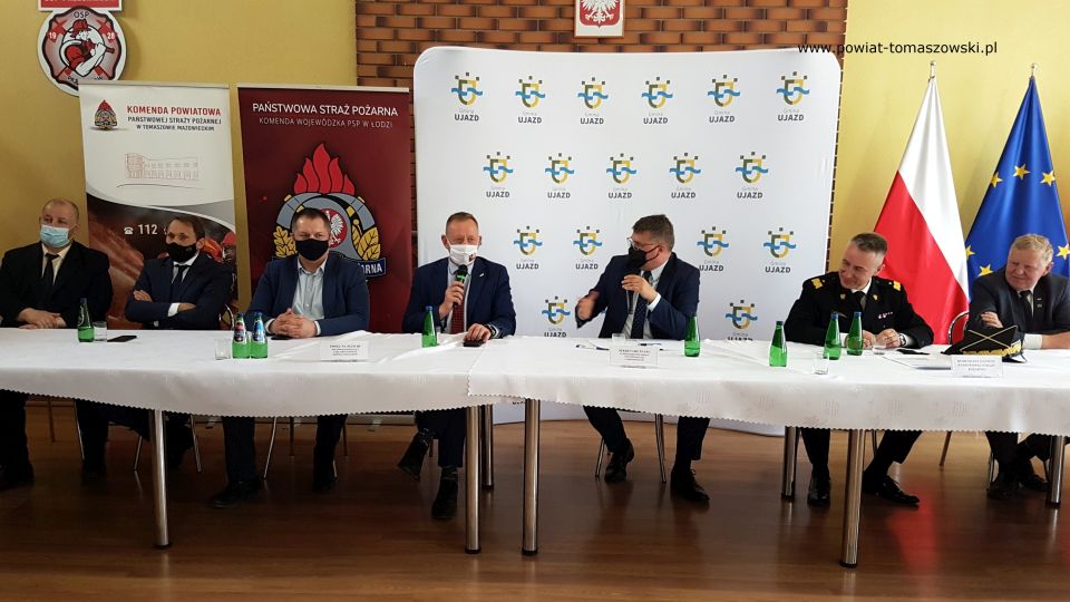 Na zdjęciu: od lewej: Mariusz Węgrzynowski – Starosta Powiatu Tomaszowskiego, Grzegorz Lorek – poseł na Sejm RP, Rafał Ambrozik – senator RP, Robert Telus - poseł na Sejm RP, wiceprzewodniczący parlamentarnego zespołu strażaków, , Maciej Wąsik - sekretarz stanu w Ministerstwie Spraw Wewnętrznych i Administracji, nadbrygadier Andrzej Bartkowiak - Komendant Główny Państwowej Straży Pożarnej, Grzegorz Wojciechowski – poseł na Sejm RP, podczas konsultacji społecznych dotyczących projektu ustawy o ochotniczej straży pożarnej, która odbyła się 2 czerwca 2021 roku w OSP Przesiadłów Na zdjęciu: od lewej: Mariusz Węgrzynowski – Starosta Powiatu Tomaszowskiego, Grzegorz Lorek – poseł na Sejm RP, Rafał Ambrozik – senator RP, Robert Telus - poseł na Sejm RP, wiceprzewodniczący parlamentarnego zespołu strażaków, , Maciej Wąsik - sekretarz stanu w Ministerstwie Spraw Wewnętrznych i Administracji, nadbrygadier Andrzej Bartkowiak - Komendant Główny Państwowej Straży Pożarnej, Grzegorz Wojciechowski – poseł na Sejm RP, podczas konsultacji społecznych dotyczących projektu ustawy o ochotniczej straży pożarnej, która odbyła się 2 czerwca 2021 roku w OSP Przesiadłów