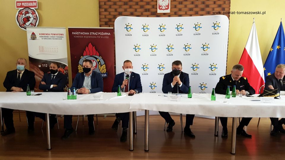 Na zdjęciu: od lewej: Mariusz Węgrzynowski – Starosta Powiatu Tomaszowskiego, Grzegorz Lorek – poseł na Sejm RP, Rafał Ambrozik – senator RP, Robert Telus - poseł na Sejm RP, wiceprzewodniczący parlamentarnego zespołu strażaków, , Maciej Wąsik - sekretarz stanu w Ministerstwie Spraw Wewnętrznych i Administracji, nadbrygadier Andrzej Bartkowiak - Komendant Główny Państwowej Straży Pożarnej, Grzegorz Wojciechowski – poseł na Sejm RP, podczas konsultacji społecznych dotyczących projektu ustawy o ochotniczej straży pożarnej, która odbyła się 2 czerwca 2021 roku w OSP Przesiadłów Na zdjęciu: od lewej: Mariusz Węgrzynowski – Starosta Powiatu Tomaszowskiego, Grzegorz Lorek – poseł na Sejm RP, Rafał Ambrozik – senator RP, Robert Telus - poseł na Sejm RP, wiceprzewodniczący parlamentarnego zespołu strażaków, , Maciej Wąsik - sekretarz stanu w Ministerstwie Spraw Wewnętrznych i Administracji, nadbrygadier Andrzej Bartkowiak - Komendant Główny Państwowej Straży Pożarnej, Grzegorz Wojciechowski – poseł na Sejm RP, podczas konsultacji społecznych dotyczących projektu ustawy o ochotniczej straży pożarnej, która odbyła się 2 czerwca 2021 roku w OSP Przesiadłów