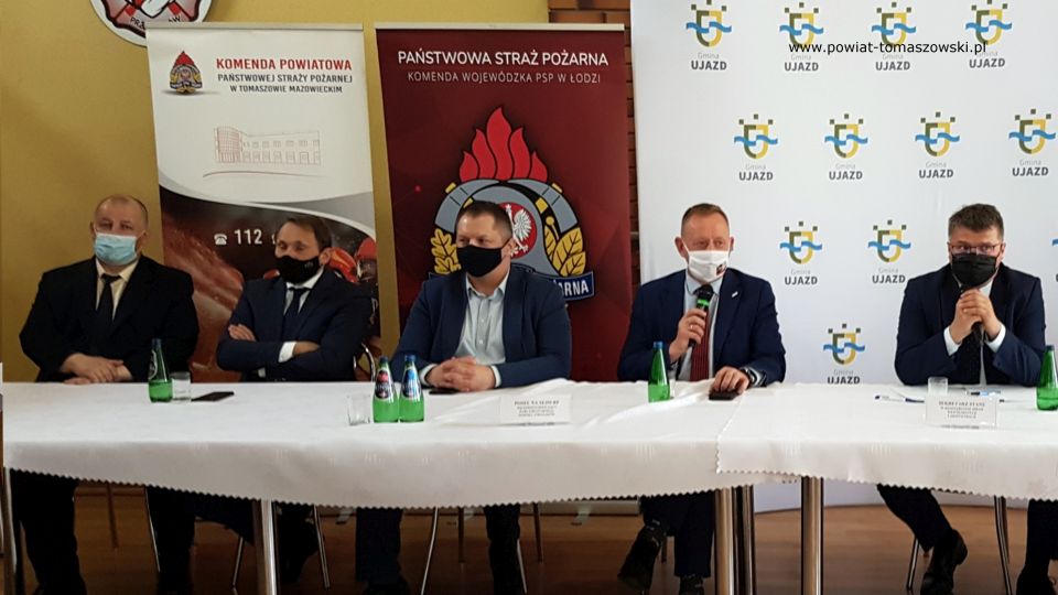 Na zdjęciu: od lewej: Mariusz Węgrzynowski – Starosta Powiatu Tomaszowskiego, Grzegorz Lorek – poseł na Sejm RP, Rafał Ambrozik – senator RP, Robert Telus - poseł na Sejm RP, wiceprzewodniczący parlamentarnego zespołu strażaków, , Maciej Wąsik - sekretarz stanu w Ministerstwie Spraw Wewnętrznych i Administracji, podczas konsultacji społecznych dotyczących projektu ustawy o ochotniczej straży pożarnej, która odbyła się 2 czerwca 2021 roku w OSP Przesiadłów Na zdjęciu: od lewej: Mariusz Węgrzynowski – Starosta Powiatu Tomaszowskiego, Grzegorz Lorek – poseł na Sejm RP, Rafał Ambrozik – senator RP, Robert Telus - poseł na Sejm RP, wiceprzewodniczący parlamentarnego zespołu strażaków, , Maciej Wąsik - sekretarz stanu w Ministerstwie Spraw Wewnętrznych i Administracji, podczas konsultacji społecznych dotyczących projektu ustawy o ochotniczej straży pożarnej, która odbyła się 2 czerwca 2021 roku w OSP Przesiadłów