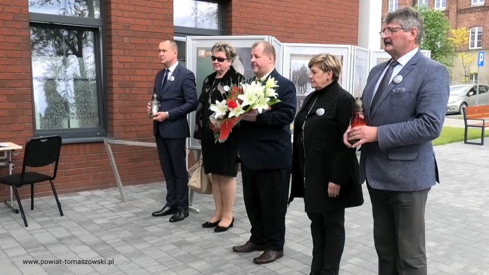 Na zdjęciu: delegacja władz powiatu tomaszowskiego w składzie, od lewej: Michał Czechowicz – członek Zarządu Powiatu Tomaszowskiego, Wacława Bąk – Przewodnicząca Rady Powiatu Tomaszowskiego, Mariusz Węgrzynowski – Starosta Powiatu Tomaszowskiego, Elżbieta Łojszczyk – członek Zarządu Powiatu Tomaszowskiego, Leszek Ogórek – Wicestarosta Powiatu Tomaszowskiego, składają kwiaty pod tablica patrona Powiatowego Centrum Animacji Społecznej w Tomaszowie Mazowieckim, Witoldem Pileckim, w czasie uroczystości upamiętniającej bohatera w 73. rocznicę śmierci, 25 maja 2021 roku