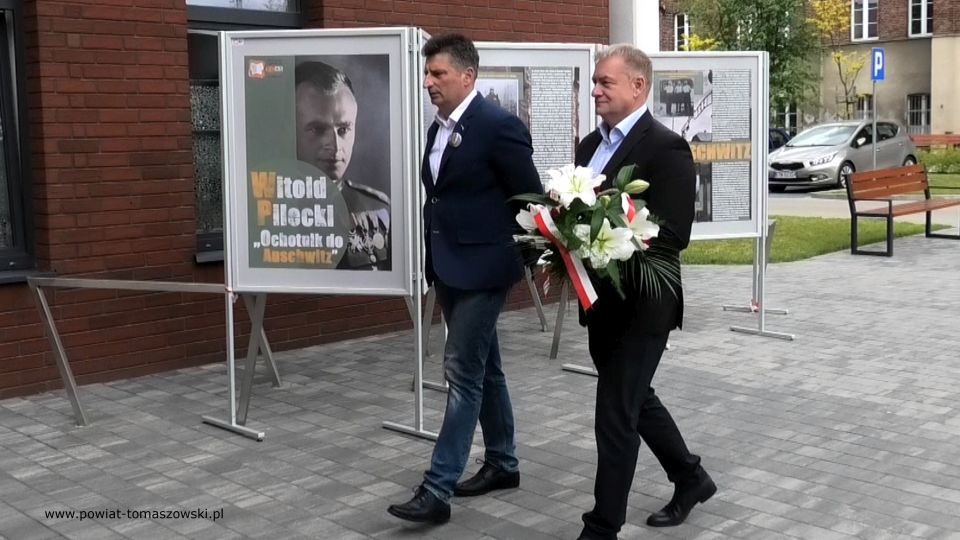 Na zdjęciu: od prawej : Tomasz Zdonek – radny Rady Powiatu Tomaszowskiego, Paweł Łuczak – radny rady Powiatu Tomaszowskiego, składają kwiaty pod tablica patrona Powiatowego Centrum Animacji Społecznej w Tomaszowie Mazowieckim, Witoldem Pileckim, w czasie uroczystości upamiętniającej bohatera w 73. rocznicę śmierci, 25 maja 2021 roku