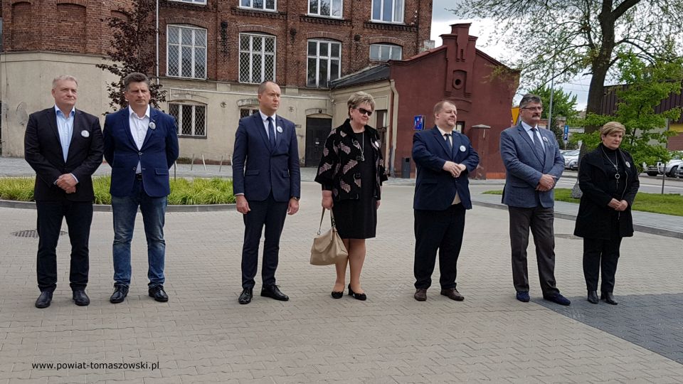 Na zdjęciu: delegacja władz powiatu tomaszowskiego w składzie, od prawej: Elżbieta Łojszczyk – członek Zarządu Powiatu Tomaszowskiego, Leszek Ogórek – Wicestarosta Powiatu Tomaszowskiego, Mariusz Węgrzynowski – Starosta Powiatu Tomaszowskiego, Wacława Bąk – Przewodnicząca Rady Powiatu Tomaszowskiego, Michał Czechowicz – członek Zarządu Powiatu Tomaszowskiego, Paweł Łuczak – radny rady Powiatu Tomaszowskiego, Tomasz Zdonek – radny Rady Powiatu Tomaszowskiego, podczas  uroczystości upamiętniającej Witolda Pileckiego, patrona Powiatowego Centrum Animacji Społecznej, w 73. rocznicę jego śmierci, 25 maja 2021 roku