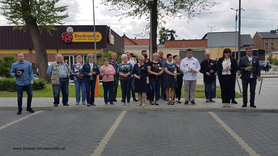 Na zdjęciu – uczestnicy uroczystości upamiętniającej Witolda Pileckiego, patrona Powiatowego Centrum Animacji Społecznej, w 73. rocznicę jego śmierci, 25 maja 2021 roku, przed siedzibą PCAS-u