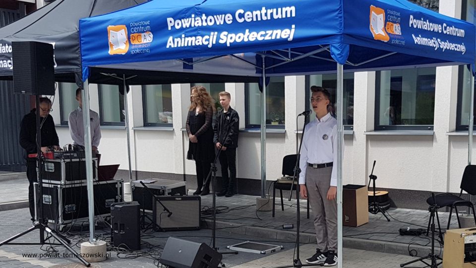 Na zdjęciu: uczestnicy zajęć wokalnych i instrumentalnych Powiatowego Centrum Animacji Społecznej w Tomaszowie Mazowieckim, piosenkę „Warszawo ma” wykonał Jakub Stańczyk – z ZSP nr 6, podczas  uroczystości upamiętniającej Witolda Pileckiego, patrona Powiatowego Centrum Animacji Społecznej, w 73. rocznicę jego śmierci, 25 maja 2021 roku