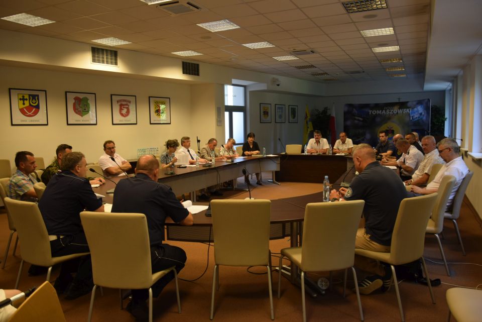 zdjęcie z posiedzenia Komisji Bezpieczeństwa i Porządku oraz Powiatowego Zespołu Zarządzania Kryzysowego, które odbyło się we wtorek, 22 czerwca 2021 roku, w sali konferencyjnej w Starostwie Powiatowym w Tomaszowie Mazowieckim zdjęcie z posiedzenia Komisji Bezpieczeństwa i Porządku oraz Powiatowego Zespołu Zarządzania Kryzysowego, które odbyło się we wtorek, 22 czerwca 2021 roku, w sali konferencyjnej w Starostwie Powiatowym w Tomaszowie Mazowieckim