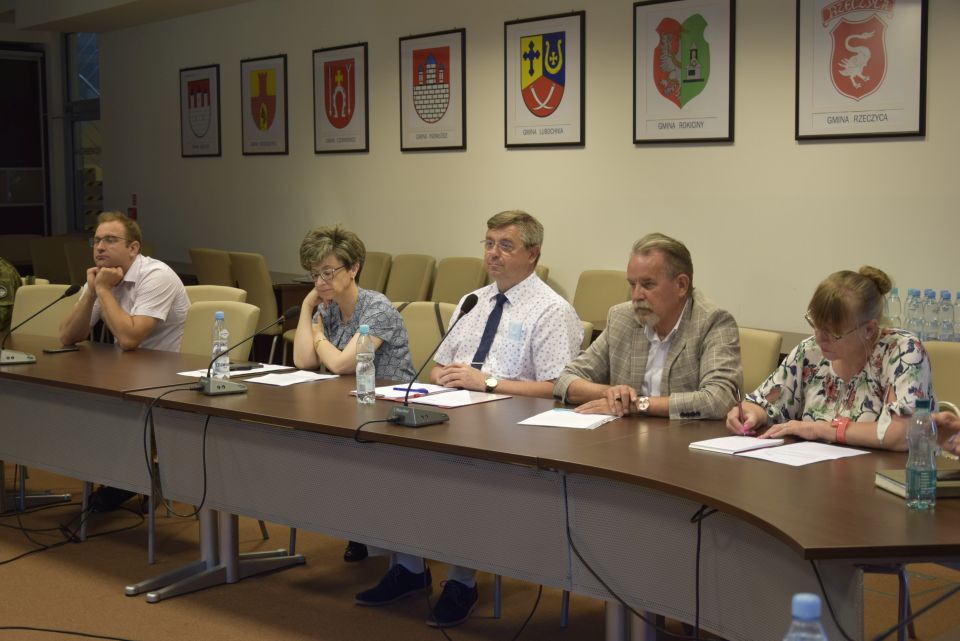 zdjęcie z posiedzenia Komisji Bezpieczeństwa i Porządku oraz Powiatowego Zespołu Zarządzania Kryzysowego, które odbyło się we wtorek, 22 czerwca 2021 roku, w sali konferencyjnej w Starostwie Powiatowym w Tomaszowie Mazowieckim zdjęcie z posiedzenia Komisji Bezpieczeństwa i Porządku oraz Powiatowego Zespołu Zarządzania Kryzysowego, które odbyło się we wtorek, 22 czerwca 2021 roku, w sali konferencyjnej w Starostwie Powiatowym w Tomaszowie Mazowieckim