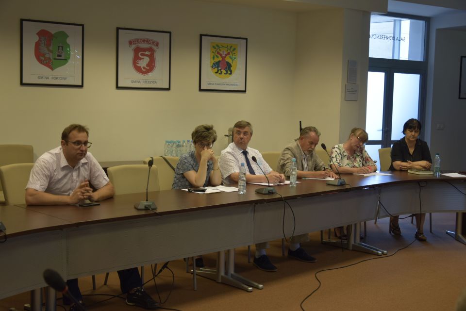 zdjęcie z posiedzenia Komisji Bezpieczeństwa i Porządku oraz Powiatowego Zespołu Zarządzania Kryzysowego, które odbyło się we wtorek, 22 czerwca 2021 roku, w sali konferencyjnej w Starostwie Powiatowym w Tomaszowie Mazowieckim zdjęcie z posiedzenia Komisji Bezpieczeństwa i Porządku oraz Powiatowego Zespołu Zarządzania Kryzysowego, które odbyło się we wtorek, 22 czerwca 2021 roku, w sali konferencyjnej w Starostwie Powiatowym w Tomaszowie Mazowieckim