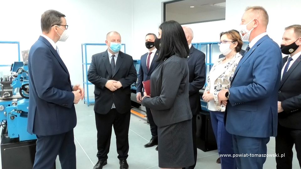 Na zdjęciu: zdjęcie z uroczystego otwarcia Centrum Kształcenia Zawodowego przy Zespole Szkół Ponadpodstawowych im. Jana Pawła II w Tomaszowie Mazowieckim, z udziałem Premiera Mateusza Morawieckiego, które odbyło się 7 czerwca 2021 roku
