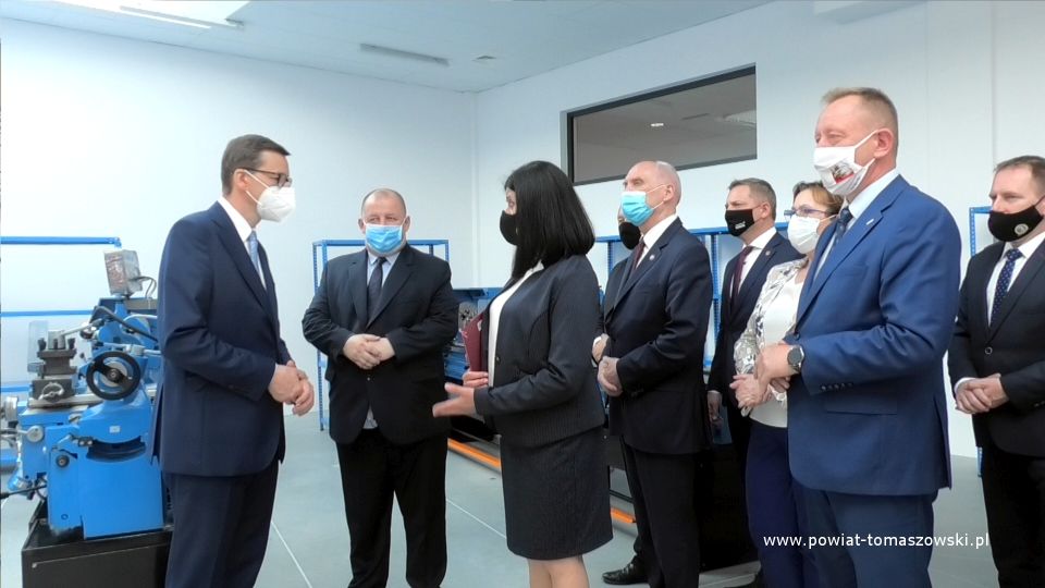Na zdjęciu: zdjęcie z uroczystego otwarcia Centrum Kształcenia Zawodowego przy Zespole Szkół Ponadpodstawowych im. Jana Pawła II w Tomaszowie Mazowieckim, z udziałem Premiera Mateusza Morawieckiego, które odbyło się 7 czerwca 2021 roku
