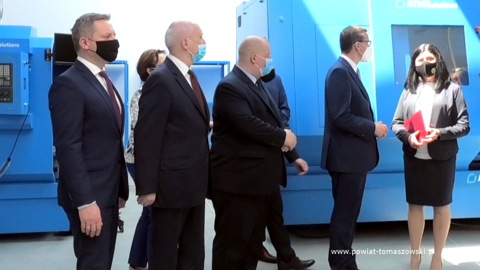 Na zdjęciu: zdjęcie z uroczystego otwarcia Centrum Kształcenia Zawodowego przy Zespole Szkół Ponadpodstawowych im. Jana Pawła II w Tomaszowie Mazowieckim, z udziałem Premiera Mateusza Morawieckiego, które odbyło się 7 czerwca 2021 roku