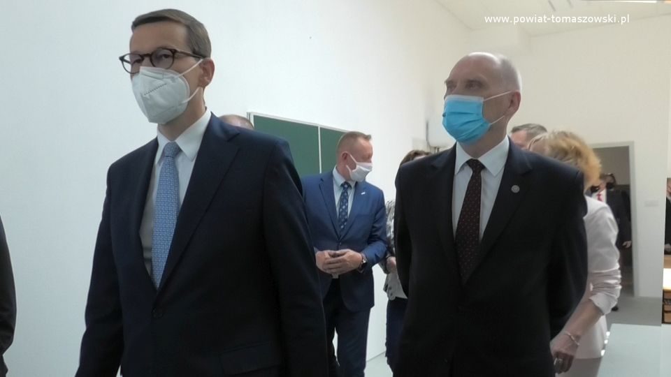 Na zdjęciu: zdjęcie z uroczystego otwarcia Centrum Kształcenia Zawodowego przy Zespole Szkół Ponadpodstawowych im. Jana Pawła II w Tomaszowie Mazowieckim, z udziałem Premiera Mateusza Morawieckiego, które odbyło się 7 czerwca 2021 roku