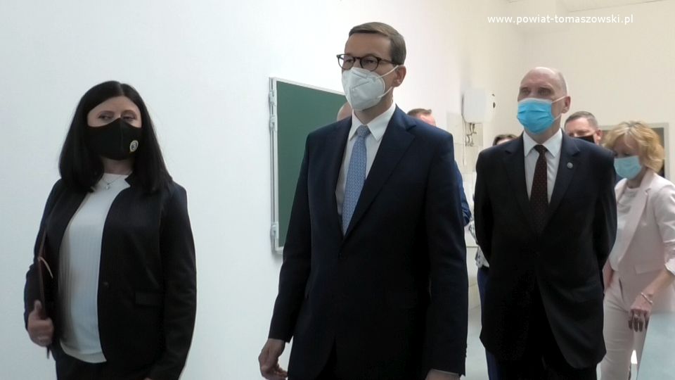Na zdjęciu: zdjęcie z uroczystego otwarcia Centrum Kształcenia Zawodowego przy Zespole Szkół Ponadpodstawowych im. Jana Pawła II w Tomaszowie Mazowieckim, z udziałem Premiera Mateusza Morawieckiego, które odbyło się 7 czerwca 2021 roku