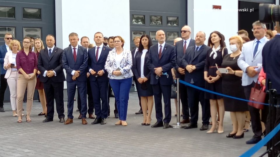 Na zdjęciu: zdjęcie z uroczystego otwarcia Centrum Kształcenia Zawodowego przy Zespole Szkół Ponadpodstawowych im. Jana Pawła II w Tomaszowie Mazowieckim, z udziałem Premiera Mateusza Morawieckiego, które odbyło się 7 czerwca 2021 roku