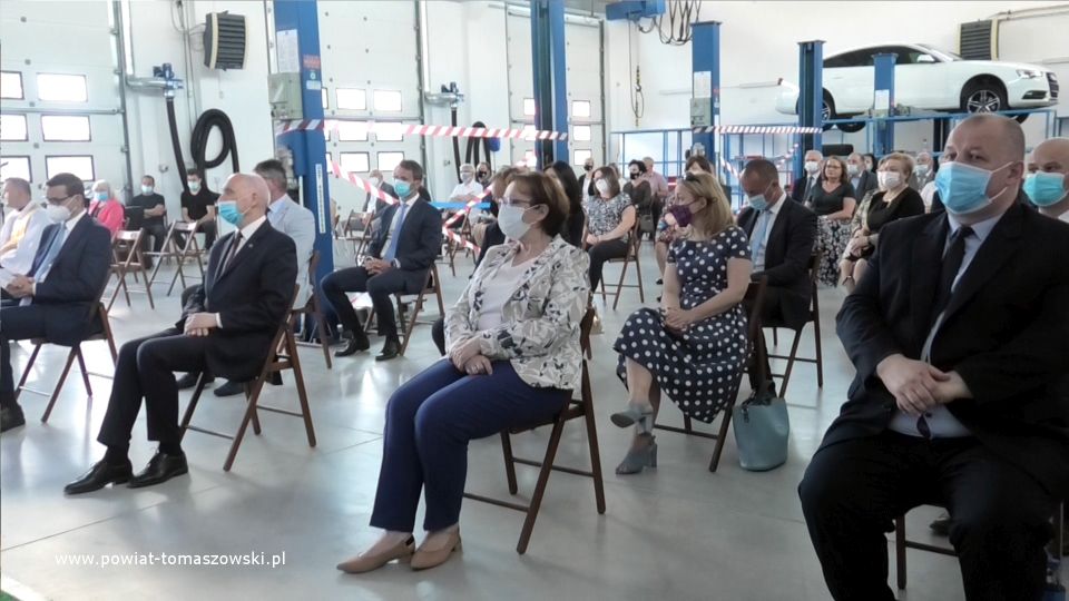 Na zdjęciu: zdjęcie z uroczystego otwarcia Centrum Kształcenia Zawodowego przy Zespole Szkół Ponadpodstawowych im. Jana Pawła II w Tomaszowie Mazowieckim, z udziałem Premiera Mateusza Morawieckiego, które odbyło się 7 czerwca 2021 roku