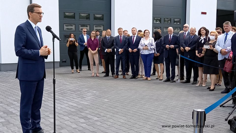 Na zdjęciu: zdjęcie z uroczystego otwarcia Centrum Kształcenia Zawodowego przy Zespole Szkół Ponadpodstawowych im. Jana Pawła II w Tomaszowie Mazowieckim, z udziałem Premiera Mateusza Morawieckiego, które odbyło się 7 czerwca 2021 roku