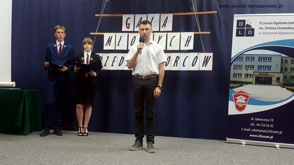 zdjęcie z gali finałowej „Młodzi Przedsiębiorcy 2020/2021” w II  Liceum Ogólnokształcącym im. Stefana Żeromskiego w Tomaszowie Mazowieckim