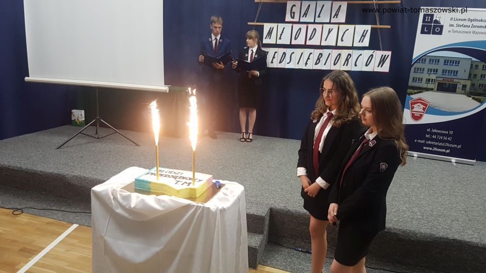 zdjęcie z gali finałowej „Młodzi Przedsiębiorcy 2020/2021” w II  Liceum Ogólnokształcącym im. Stefana Żeromskiego w Tomaszowie Mazowieckim
