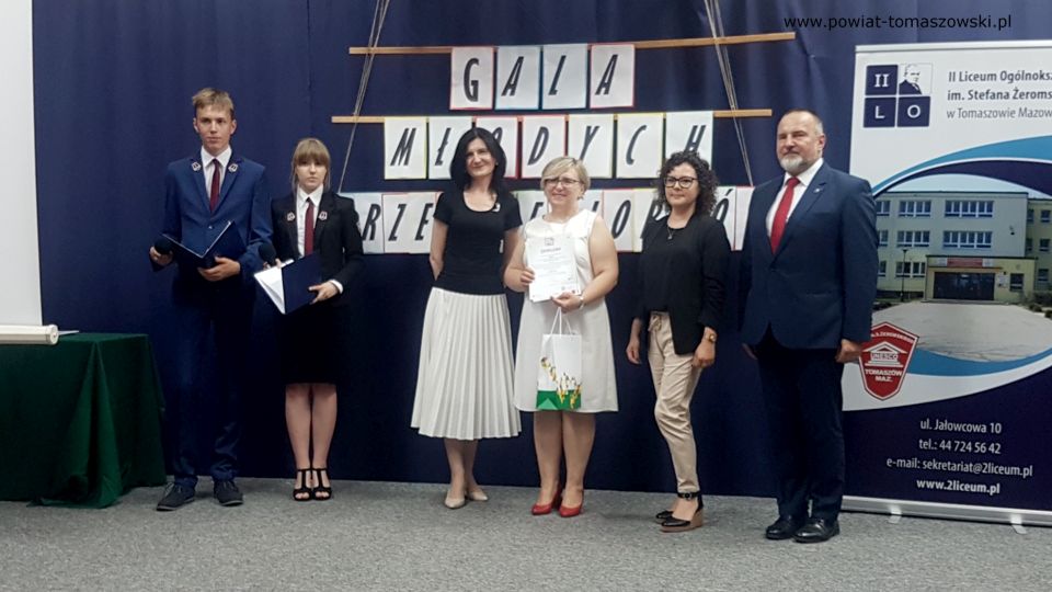 zdjęcie z gali finałowej „Młodzi Przedsiębiorcy 2020/2021” w II  Liceum Ogólnokształcącym im. Stefana Żeromskiego w Tomaszowie Mazowieckim