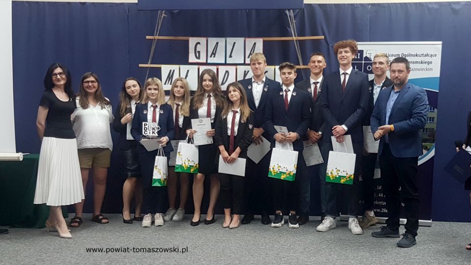 zdjęcie z gali finałowej „Młodzi Przedsiębiorcy 2020/2021” w II  Liceum Ogólnokształcącym im. Stefana Żeromskiego w Tomaszowie Mazowieckim