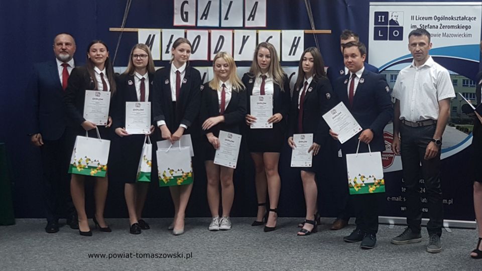 zdjęcie z gali finałowej „Młodzi Przedsiębiorcy 2020/2021” w II  Liceum Ogólnokształcącym im. Stefana Żeromskiego w Tomaszowie Mazowieckim