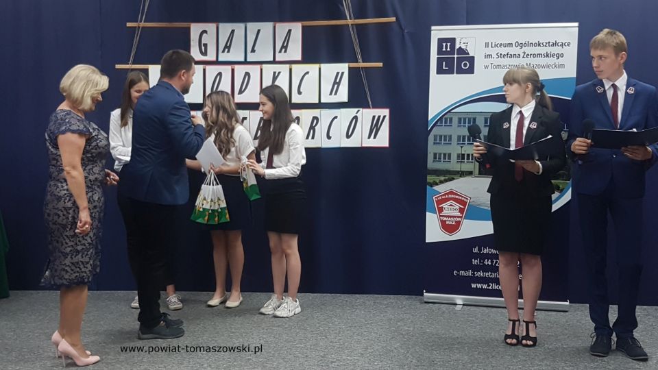 zdjęcie z gali finałowej „Młodzi Przedsiębiorcy 2020/2021” w II  Liceum Ogólnokształcącym im. Stefana Żeromskiego w Tomaszowie Mazowieckim