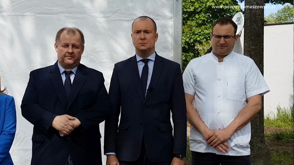 Na zdjęciu: od lewej: Ewa Wendrowska – radna Sejmiku Województwa Łódzkiego, Mariusz Węgrzynowski – Starosta Powiatu Tomaszowskiego, Michał Czechowicz – członek Zarządu Powiatu Tomaszowskiego, dr n. med. Robert Szlachciński – podczas konferencji prasowej, w której Urząd Marszałkowski przekazuje na rzecz Tomaszowskiego Centrum Zdrowia Sp. z o.o. kolejny sprzęt zakupiony przez Urząd Marszałkowski. Tym razem jest to wideobronchoskop