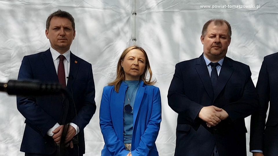 Na zdjęciu: Mariusz Węgrzynowski – Starosta Powiatu Tomaszowskiego, Ewa Wendrowska – radna Sejmiku Województwa Łódzkiego, Zbigniew Ziemba – Wicemarszałek Województwa Łódzkiego, podczas konferencji prasowej, w której Urząd Marszałkowski przekazuje na rzecz Tomaszowskiego Centrum Zdrowia Sp. z o.o. kolejny sprzęt zakupiony przez Urząd Marszałkowski. Tym razem jest to wideobronchoskop
