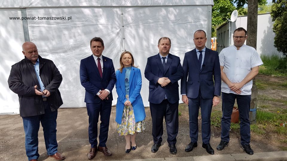 Na zdjęciu: od prawej: dr n. med. Robert Szlachciński, Michał Czechowicz – członek Zarządu Powiatu Tomaszowskiego, Mariusz Węgrzynowski – Starosta Powiatu Tomaszowskiego, Ewa Wendrowska – radna Sejmiku Województwa Łódzkiego, Zbigniew Ziemba – Wicemarszałek Województwa Łódzkiego i Marek Pastusiak – dyrektor Departamenty Administracji i Społeczeństwa Informacyjnego Urzędu Marszałkowskiego w Łodzi  podczas konferencji prasowej, w której Urząd Marszałkowski przekazuje na rzecz Tomaszowskiego Centrum Zdrowia Sp. z o.o. kolejny sprzęt zakupiony przez Urząd Marszałkowski. Tym razem jest to wideobronchoskop