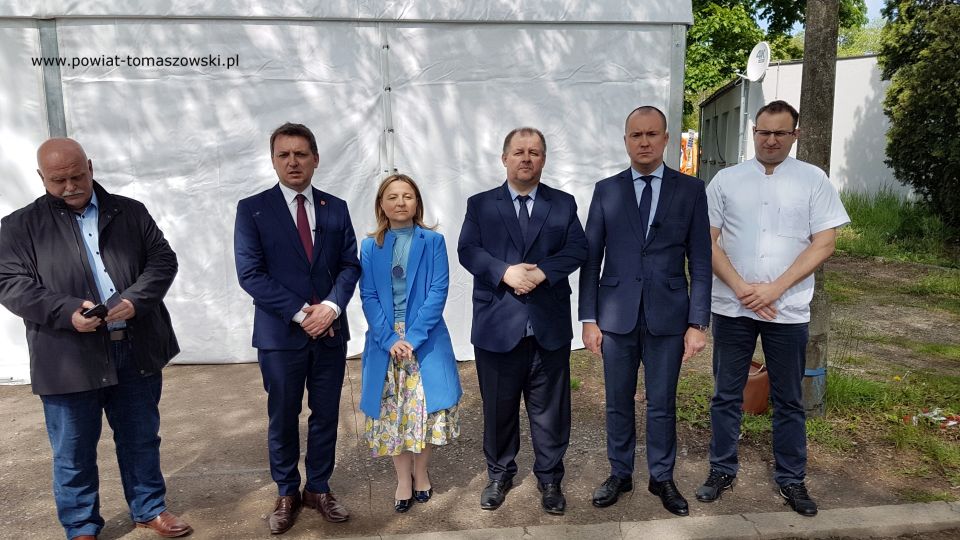 Na zdjęciu: od prawej: dr n. med. Robert Szlachciński, Michał Czechowicz – członek Zarządu Powiatu Tomaszowskiego, Mariusz Węgrzynowski – Starosta Powiatu Tomaszowskiego, Ewa Wendrowska – radna Sejmiku Województwa Łódzkiego, Zbigniew Ziemba – Wicemarszałek Województwa Łódzkiego i Marek Pastusiak – dyrektor Departamenty Administracji i Społeczeństwa Informacyjnego Urzędu Marszałkowskiego w Łodzi  podczas konferencji prasowej, w której Urząd Marszałkowski przekazuje na rzecz Tomaszowskiego Centrum Zdrowia Sp. z o.o. kolejny sprzęt zakupiony przez Urząd Marszałkowski. Tym razem jest to wideobronchoskop