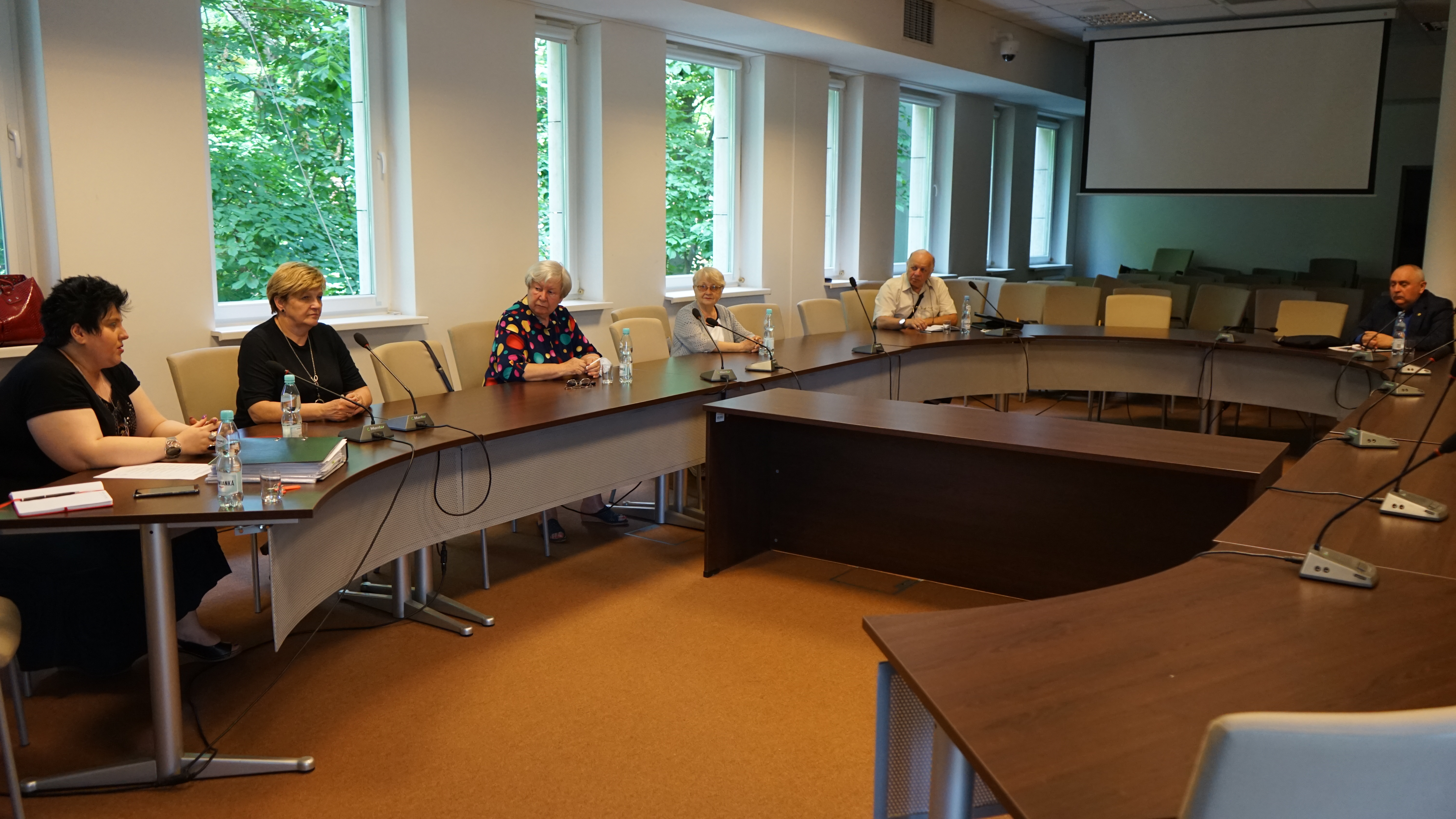 Członkowie Powiatowej Rady Działalności Pożytku Publicznego siedzą za stołem w kolejności od lewej: Renata Kasiewicz, Elżbieta Łojszczyk, Krystyna Wilk, Alicja Orzechowska, Jan Woicki