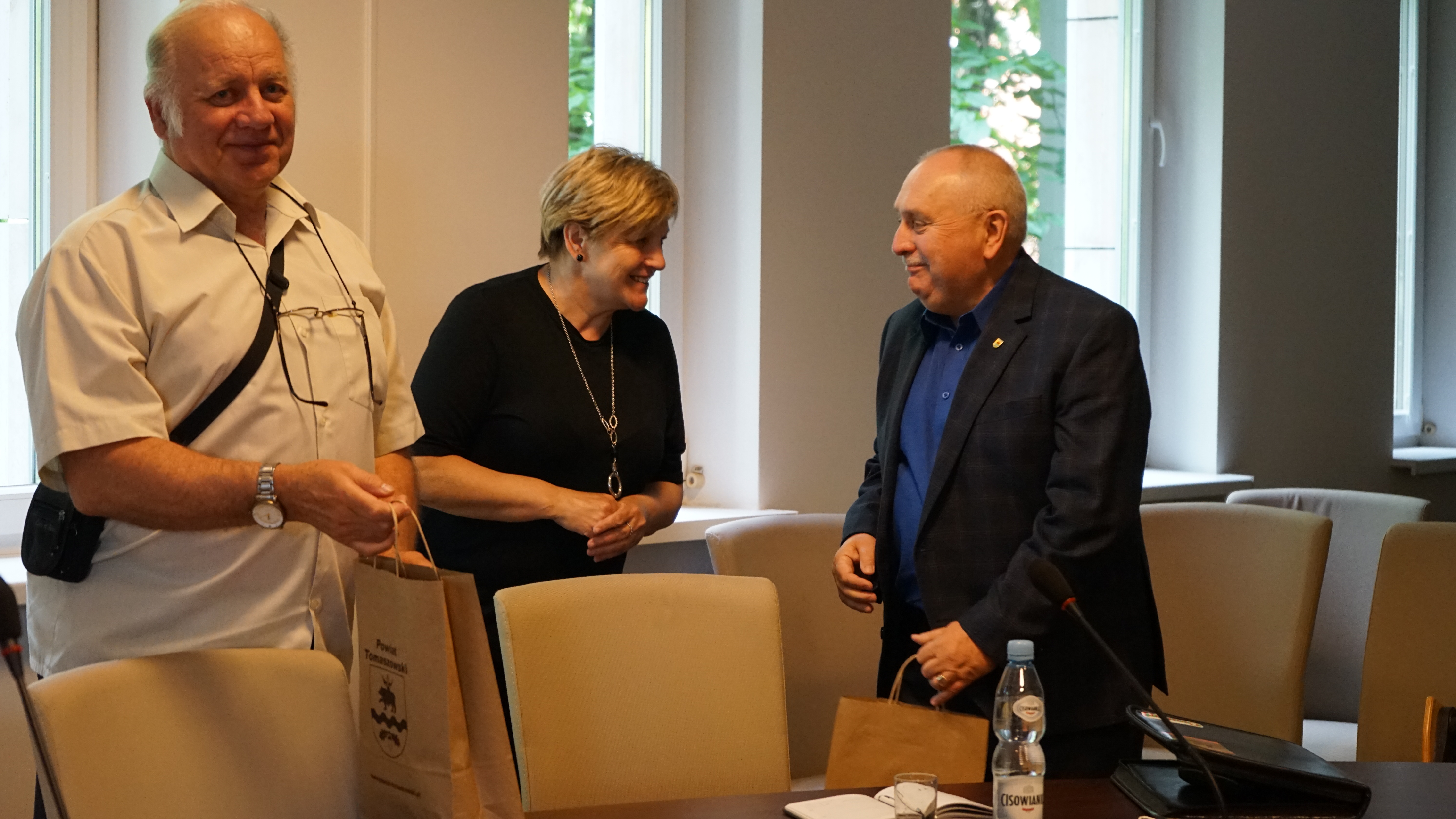 Elżbieta Łojszczyk dziękuje członkom Janowi Woickiemu i Piotrowi Borowskiemu