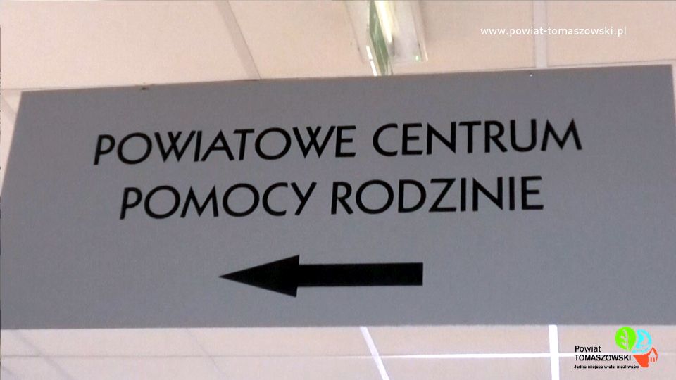 Na zdjęciu: tabliczka Powiatowego Centrum Pomocy Rodzinie