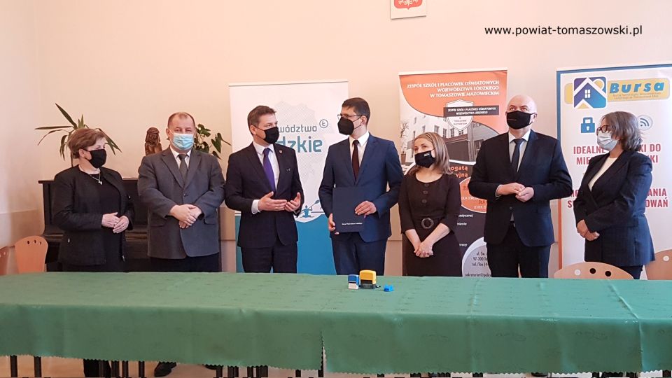 Na zdjęciu: od lewej: Elżbieta Łojszczyk – członek Zarządu Powiatu Tomaszowskiego, Mariusz Węgrzynowski – Starosta Powiatu Tomaszowskiego, Zbigniew Ziemba – Wicemarszałek Województwa Łódzkiego, Marek Kaźmierczyk – Wójt Gminy Rzeczyca, Ewa Wendrowska – radna Rady Sejmiku Województwa Łódzkiego, Janusz Ciesielski – radny Sejmiku Województwa Łódzkiego i Grażyna Frączak – skarbnik Gminy Rzeczyca podczas podpisania umowy na dofinansowanie budowy kanalizacji w ciągu ulic Ignacego Mościckiego i Tomaszowskiej w Rzeczycy oraz modernizacji Stacji Uzdatniania Wody w Grotowicach. Na zdjęciu: od lewej: Elżbieta Łojszczyk – członek Zarządu Powiatu Tomaszowskiego, Mariusz Węgrzynowski – Starosta Powiatu Tomaszowskiego, Zbigniew Ziemba – Wicemarszałek Województwa Łódzkiego, Marek Kaźmierczyk – Wójt Gminy Rzeczyca, Ewa Wendrowska – radna Rady Sejmiku Województwa Łódzkiego, Janusz Ciesielski – radny Sejmiku Województwa Łódzkiego i Grażyna Frączak – skarbnik Gminy Rzeczyca podczas podpisania umowy na dofinansowanie budowy kanalizacji w ciągu ulic Ignacego Mościckiego i Tomaszowskiej w Rzeczycy oraz modernizacji Stacji Uzdatniania Wody w Grotowicach.